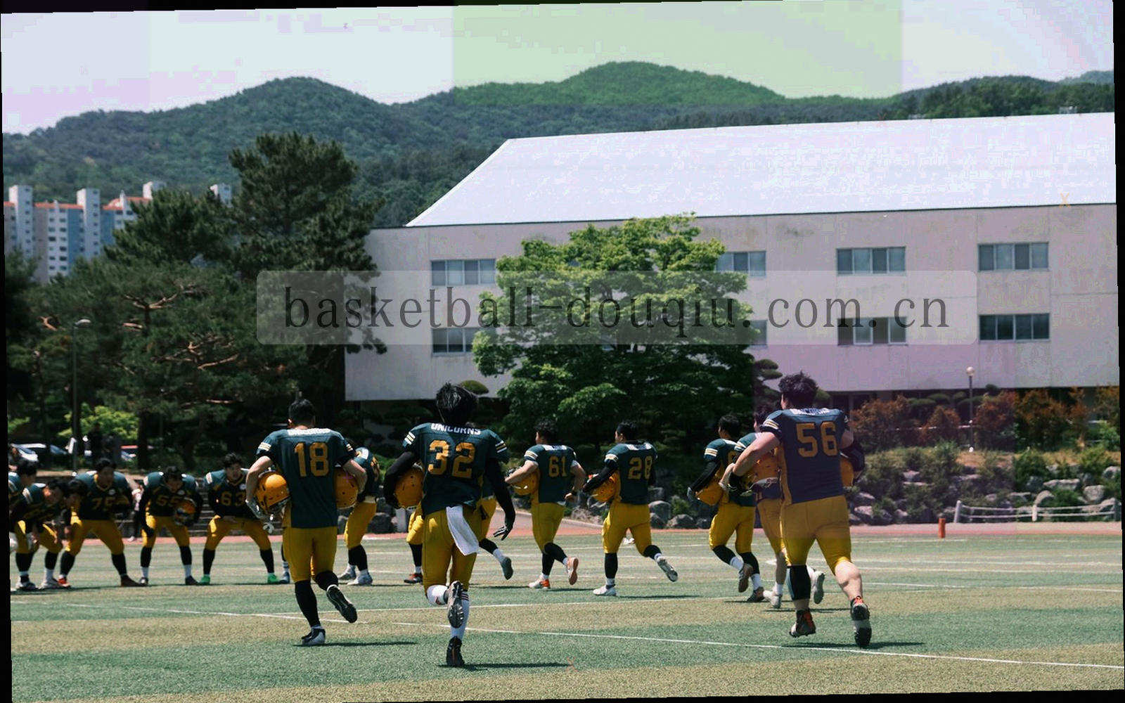 篮球场底线视角，篮架与场地透视线条延伸到场中央
