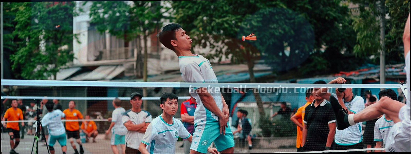 由细网格与等距小方块构成的抽象归档图案，深色底